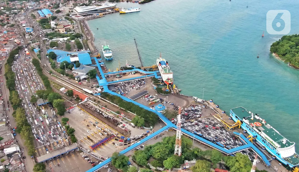 <p>Pantauan udara kendaraan pemudik memadati Pelabuhan Merak, Banten, Jumat (29/4/2022). Pemudik yang mulai melakukan antre kendaraan di Pelabuhan Merak mulai terlihat padat jelang arus mudik Lebaran 2022. Tak tanggung-tanggung, antrean berlangsung hingga berjam-jam. (Liputan6.com/Angga Yuniar)</p>