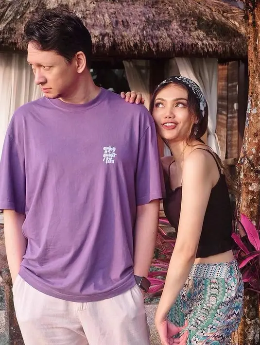 Selain terbuka, saling mengerti dan menjaga juga menjadi hal yang membuat rumah tangganya harmonis. [Foto: Instagram/rinanose16]