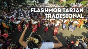 1745 penari membawakan tarian tradisional di kawasan Senayan, Jakarta, Minggu (21/8). Kegiatan bertajuk "Aku Indonesia-Bagimu Negeri Kami Menari" itu merupakan bagian dari perayaan HUT RI ke 71. 
