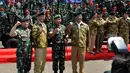 Seluruh gubernur mendapatkan baret dan brevet kehormatan dari TNI sebagai tanda kehormatan dan telah menjadi mitra, Surabaya, (6/10/14). (Liputan6.com/Johan Tallo)