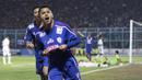 Striker Arema Cronus, Samsul Arif merayakan gol yang dicetaknya ke gawang Bali United pada laga perempat final Piala Presiden di Stadion Kanjuruhan, Malang, Sabtu (19/9/2015). Arema berhasil menang 2-1. (Bola.com/Vitalis Yogi Trisna)