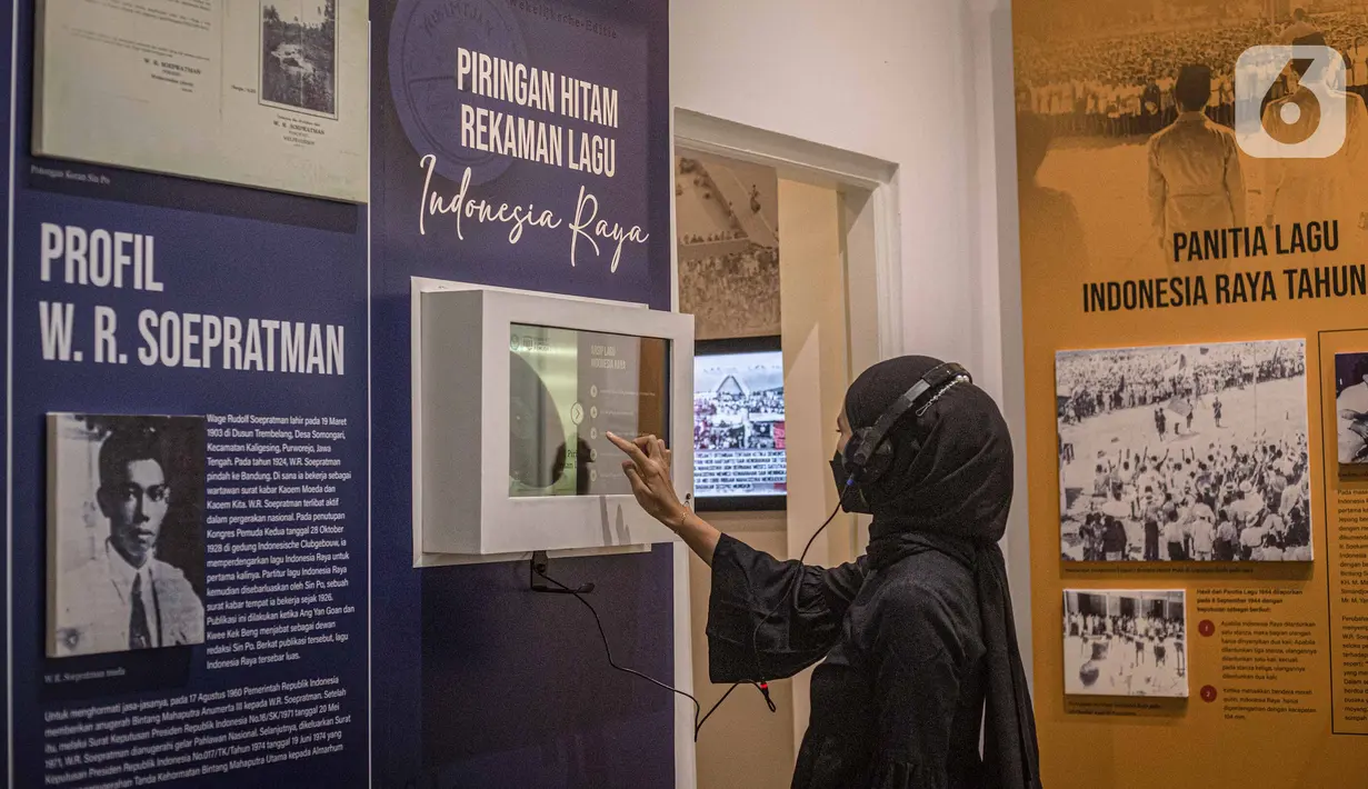 Pengunjung mendengarkan rekaman lagu Indonesia Raya dalam format digital di Museum Sumpah Pemuda, Jakarta, Kamis (24/3/2022). Museum tersebut kembali dibuka pascarevitalisasi dengan menampilkan sejumlah perubahan untuk menarik perhatian pengunjung khususnya kaum milenial (Liputan6.com/Faizal Fanani)