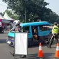 Sejumlah kendaraan yang melintas di Jalan Raya Bogor dilakukan penyekatan dari Satlantas Polres Metro Depok. (Istimewa)