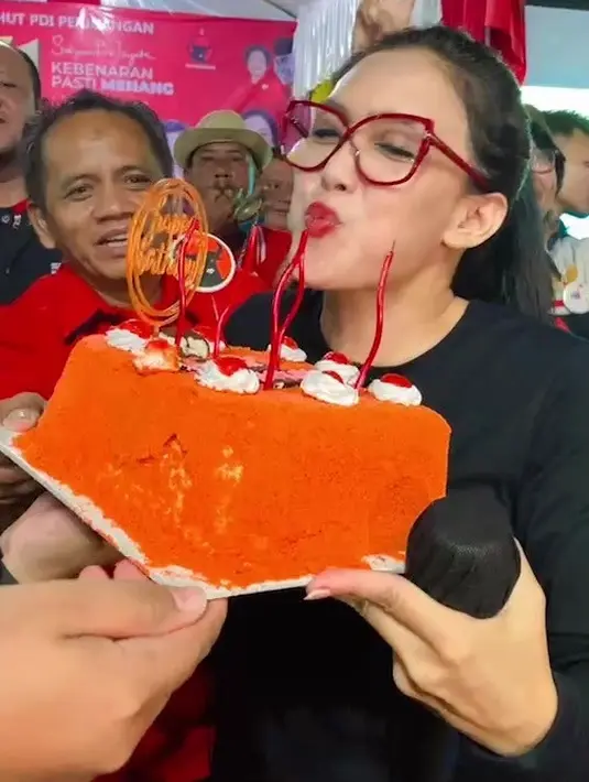 Artis dan juga politisi Rieke Diah Pitaloka masih optimis bisa menikah lagi meski usianya sudah kepala lima. Sekedar informasi, anggota DPR dari PDI Perjuangan itu baru saja genap 50 tahun pada 8 Januari 2024. [Instagram/riekediahp]