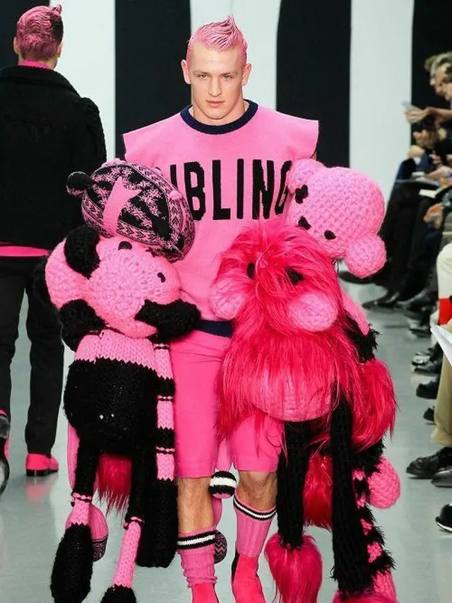Nyentrik Banget, Ini 6 Potret Gaya Busana di Catwalk yang Bikin Geleng Kepala