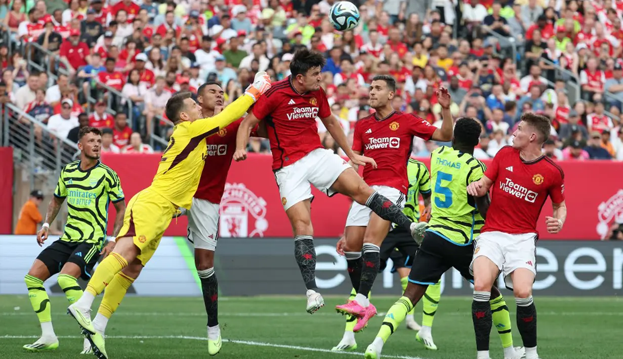 Tujuh menit kemudian, Jadon Sancho menggandakan skor Manchester United. Berawal dari kesalahan pemain Arsenal yang menghalau umpan jauh, Sancho menggiring bola hingga kotak penalti dan melepaskan tendangan untuk menaklukkan Ramsdale. Skor 2-0 menutup babak pertama. (Al Bello/Getty Images/AFP)