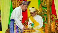 Ustadz Abdul Somad ketika menerima gelar Datuk Seri Ulama Setia Negara dari Lembaga Ada Melayu Riau. (Liputan6.com/Dok LAM/M Syukur)