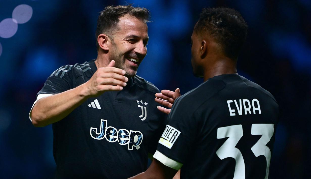 Selebrasi mantan pemain Juventus yang mewakili Tim Hitam, Alessandro Del Piero bersama rekannya, Patrice Evra setelah mencetak gol ke gawang Tim Putih dalam laga persabatan mini soccer 7 lawan 7 di Pala Alpitour, Turin, Rabu (11/10/2023) dini hari WIB yang diikuti para legenda Juventus dalam rangkaian perayaan 100 tahun Keluarga Agnelli mengakuisisi Juventus. Hasil laga dimenangkan Tim Putih 9-6 atas Tim Hitam. (AFP/Marco Bertorello)
