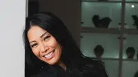 Melihat gaya busana Anggun C Sasmi dan Maudy Ayunda pakai dress rancangan Wilsen Willim (@anggun_cipta)