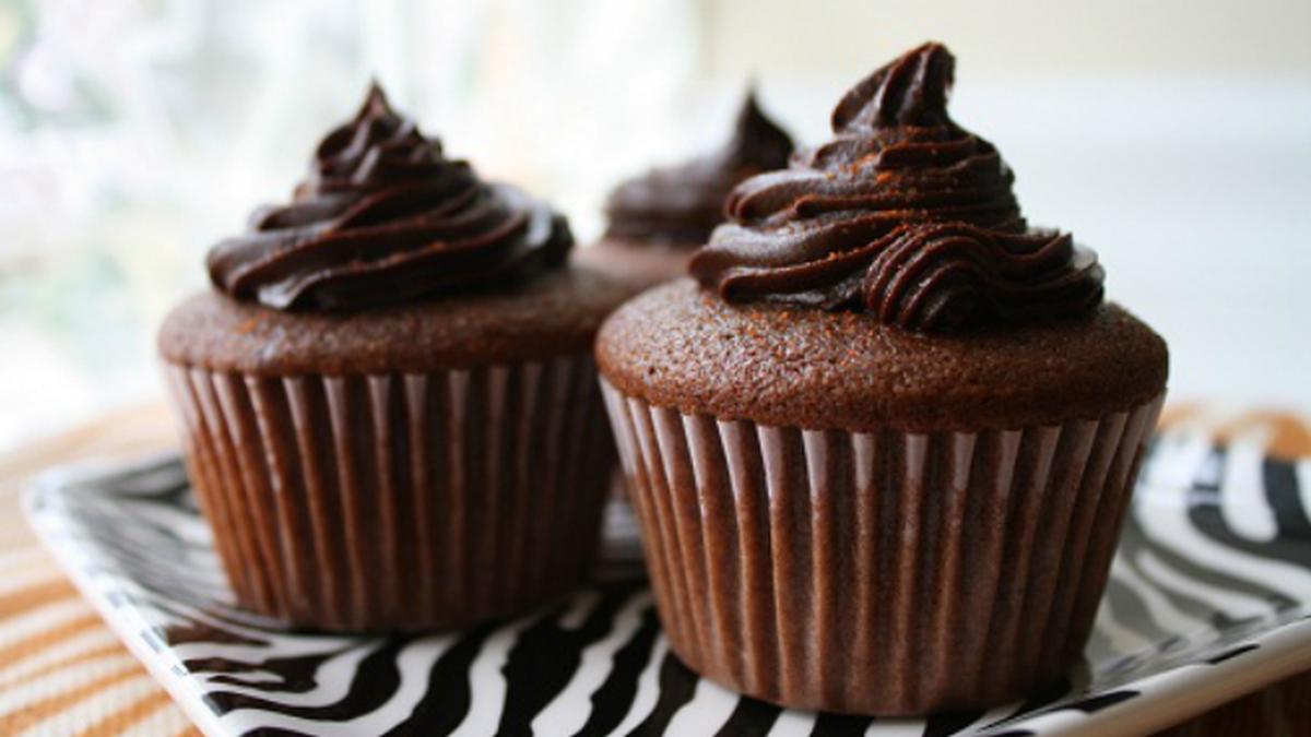 Cupcake coklat lembut dengan frosting krim yang manis dan taburan serutan coklat, sempurna untuk acara spesial