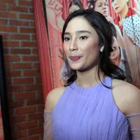 Pemeran Tatjana Saphira membintangi film terbarunya berjudul Sweet 20. Dalam film ini, ia berperan sebagai seorang nenek yang berubah menjadi muda lantaran melakukan foto di studio misterius. (Deki Prayoga/Bintang.com)