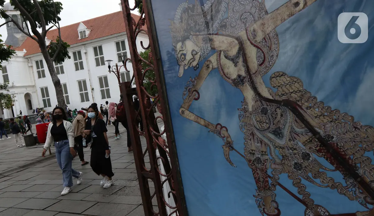 Pengunjung berjalan-jalan di kawasan wisata Kota Tua Jakarta, Minggu (4/4/2021). Libur panjang perayaan Paskah 2021 dimasa pemberlakuan PPKM Berskala mikro dimanfaatkan sejumlah warga untuk berwisata di kawasan Kota Tua Jakarta. (Liputan6.com/Helmi Fithriansyah)