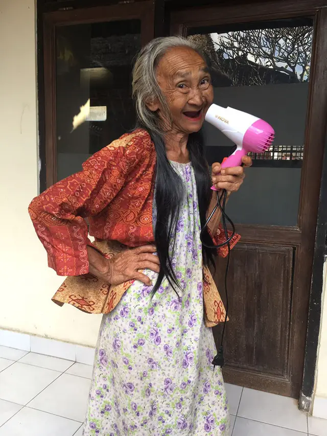 Kakek Nenek ini Lakukan Hal-Hal Kocak yang Tak Terduga