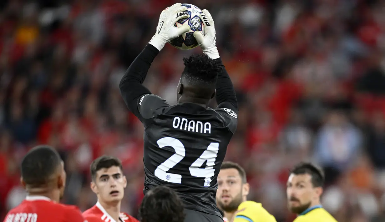 Kiper Inter Milan, Andre Onana, menangkap bola saat melawan Benfica pada laga Liga Champions di Stadion the Luz, (11/4/2023). Andre Onana bermain penuh pada laga tersebut dan mendapat clean sheet. Kiper asal Kamerun itu telah membuat dua save dari dua shoot on target milik Benfica. (AFP/Patricia de Melo Moreira)