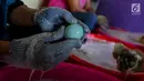 Aktivitas warga saat mencuci telur asin yang setelah melalui proses pengasinan di industri rumahan telur asin Cah Angon, Limbangan, Brebes, Jawa Tengah, Minggu (2/7). (Liputan6.com/Faizal Fanani)