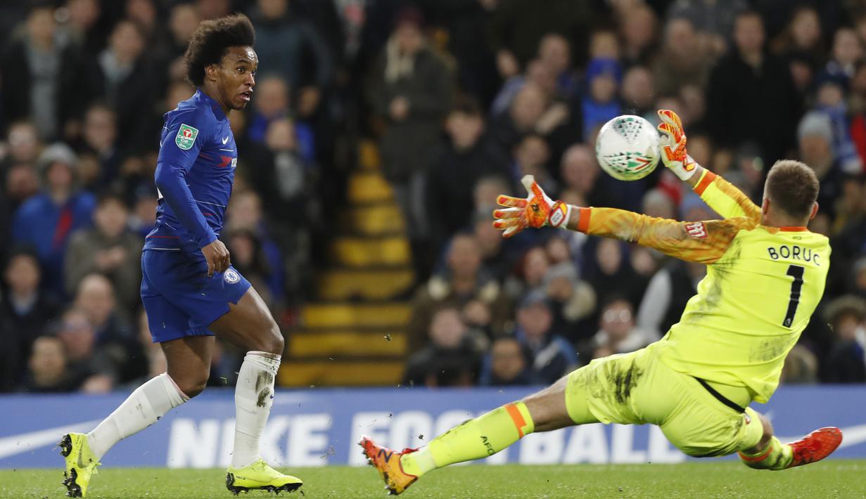 Kiper Bournemouth, Artur Boruc, menghalau bola tendangan Willian pada laga Piala Liga Inggris di Stadion Stamford Bridge, Kamis (20/12). Chelsea menang 1-0 atas Bournemouth. (AP/Alastair Grant)