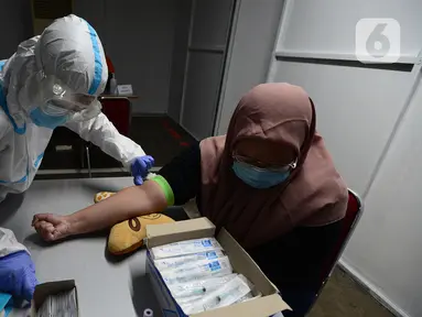 Pegawai PT KapanLagi Youniverse (KLY) menjalani rapid test di Senayan City, Jakarta, Kamis (4/6/2020). Jelang new normal, seluruh pegawai KLY menjalani rapid test guna menekan penyebaran virus corona COVID-19. (merdeka.com/Imam Buhori)