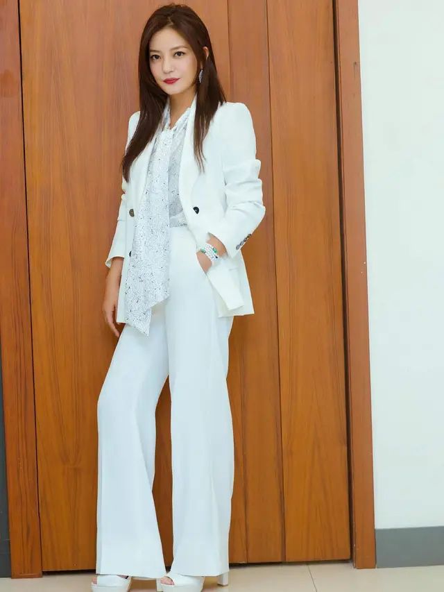 Gaya berpakaian Zhao Wei yang dihapus jejak digitalnya oleh Pemerintah China. (Instagram/ vicki_zhaowei)