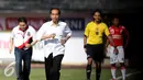 Presiden Joko Widodo (kedua kiri) berlari usai melakukan tendangan pembuka turnamen Piala Presiden 2015 di Stadion Kapten I Wayan Dipta, Gianyar, Bali, Minggu (30/8/2015). 16 tim ambil bagian di turnamen ini. (Liputan6.com/Helmi Fithriansyah)