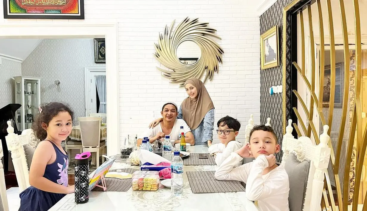 Potret kehangatan begitu terlihat dari rumah tangga yang telah dikaruniai empat orang anak ini. [Instagram/pashaungu_real01]