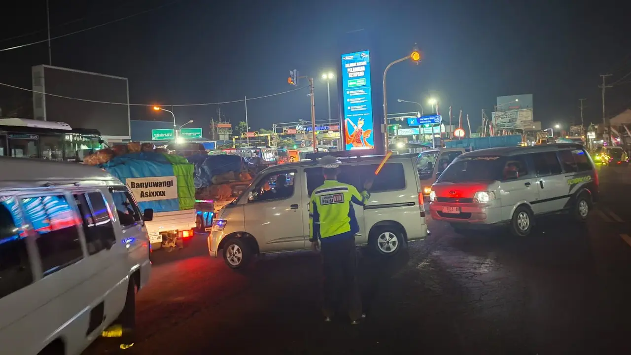 Polisi Urai Macet di Pelabuhan Ketapang