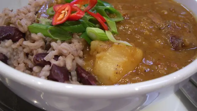 Semangkuk kari kambing dan nasi