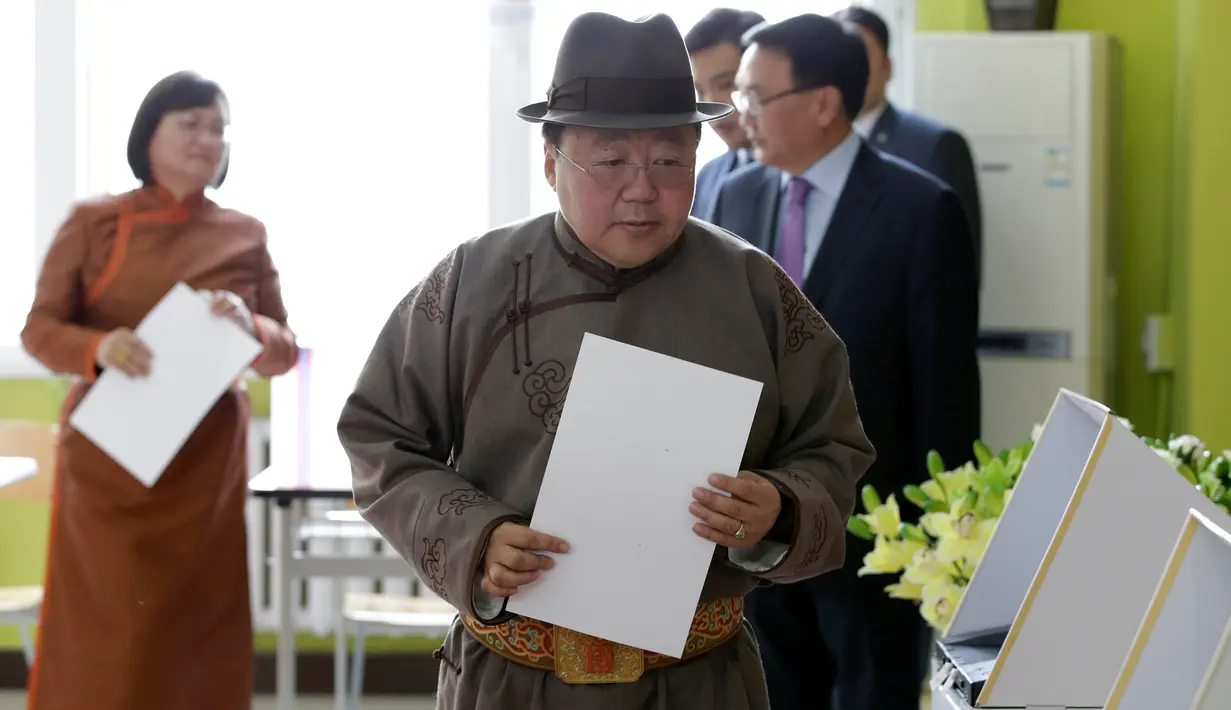 Presiden Mongolia Tsakhiagiin Elbegdorj usai memberikan suaranya dalam pemilihan parlemen di sebuah TPS di Ulaanbaatar, Mongolia, Rabu (29/6). Tsakhiagiin Elbegdorj jadi pusat perhatian awak saat hadir dalam pemilihan parlemen. (REUTERS/Jason Lee)