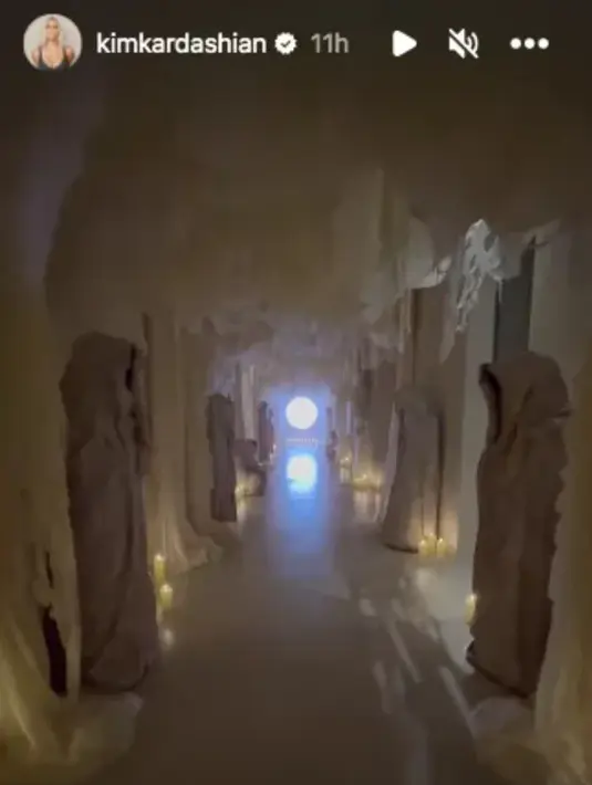 Suasana seram pun berlanjut, di mana ia menaruh patung lilin dengan jubah di lorong rumahnya. "Mereka sangat menakutkan di malam hari," ucap Kim. [Foto: Instagram/kimkardashian]