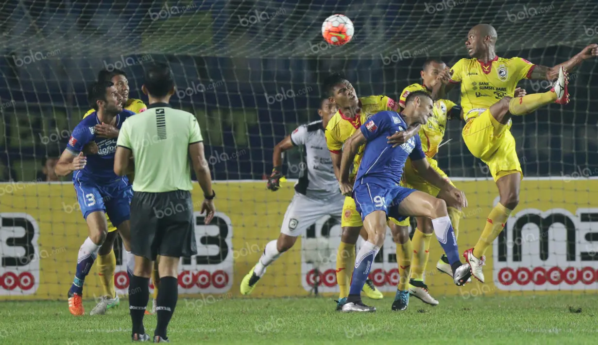 Pemain Persib berebut bola dengan pemain Sriwijaya FC dalam laga Torabika Soccer Championship 2016 di Stadion Si Jalak Harupat, Bandung, Sabtu (30/4/2016). (Bola.com/Vitalis Yogi Trisna)