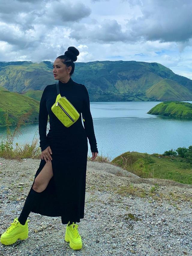 Dipuji Makin Langsing, Ini 6 Potret Terbaru Titi DJ di Usia 55 Tahun