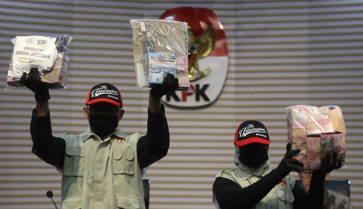 Petugas KPK menunjukkan peralatan bukti duit tunai hasil operasi tangkap tangan (OTT) nan menjerat jejeran Rektorat Universitas Jenderal Soedirman (Unsoed) di Gedung Merah Putih KPK, Jakarta, Jumat, 21 Agustus 2026. (KLY/ Arie Basuki)