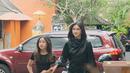 Potret keduanya memakai busana kasual berwarna hitam ini juga sempat menjadi sorotan. Pasalnya, Nana Mirdad dan sang putri yang telah beranjak remaja tampak bak kakak beradik. (Liputan6.com/IG/@nanamirdad_)