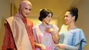 <p>Kedua adik Raffi Ahmad, Syahnaz Sadiqah, Nisya Ahmad, dan istrinya Nagita Slavina di acara resepsi pernikahan Putri Zulhas dan Zumi Zola. Ketiga memilih mengenakan pakaian dari desainer lokal. [@wanda_haraa]</p>