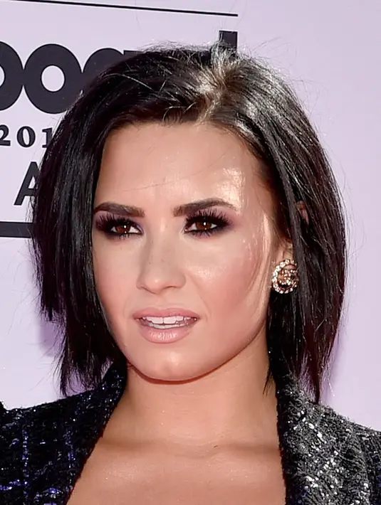 Ekspresi wajah Demi Lovato saat berpose menghadiri acara Billboard Music Awards 2016 di Las Vegas, Nevada, (22/5). Demi Lovato tampil cantik dengan busana seksi yang menerawang . (David Becker / Getty Images / AFP)