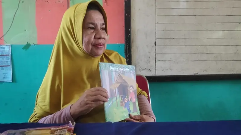 Hasmawati, guru SDN 153 Pekanbaru memperlihatkan buku yang dikarangnya.