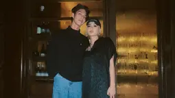 Agnez Mo dan Bright Vachirawit pun tampak tampil kompak dalam busana berwarna hitam. Keduanya pun kembali memperlihatkan keakraban satu sama lain dalam unggahan di media sosial. (Liputan6.com/IG/@agnezmo)