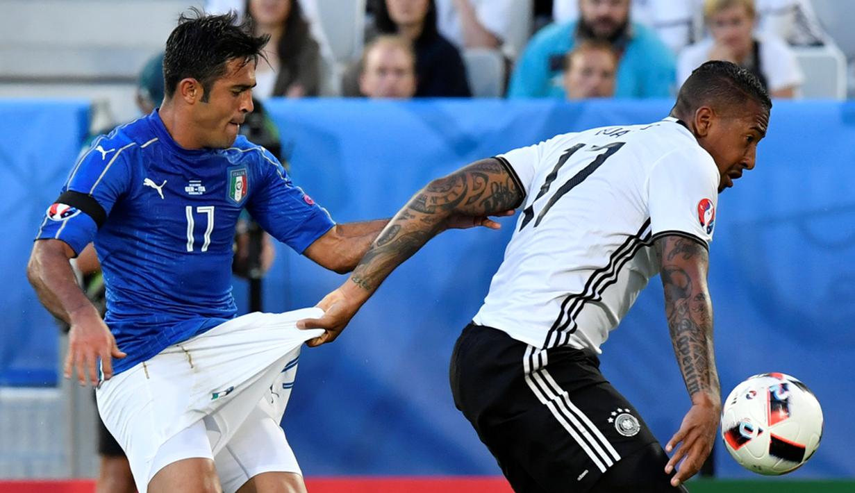 Pemain Jerman, Jerome Boateng, menarik celana pemain Italia, Citadin Martins Eder, pada laga perempat final Piala Eropa 2016 di Stadion Matmut Atlantique, Bordeaux, Minggu (3/7/3016) dini hari WIB. (AFP/Georges Gobet)