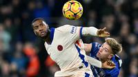 Pemain Chelsea, Tosin Adarabioyo berebut bola dengan pemain Ipswich Town, Liam Delap pada laga lanjutan Liga Inggris 2024/2025 yang berlangsung di Portman Road, Ipswich, Inggris, Selasa (31/12/2024) dini hari WIB. (AFP/Glyn Kirk)