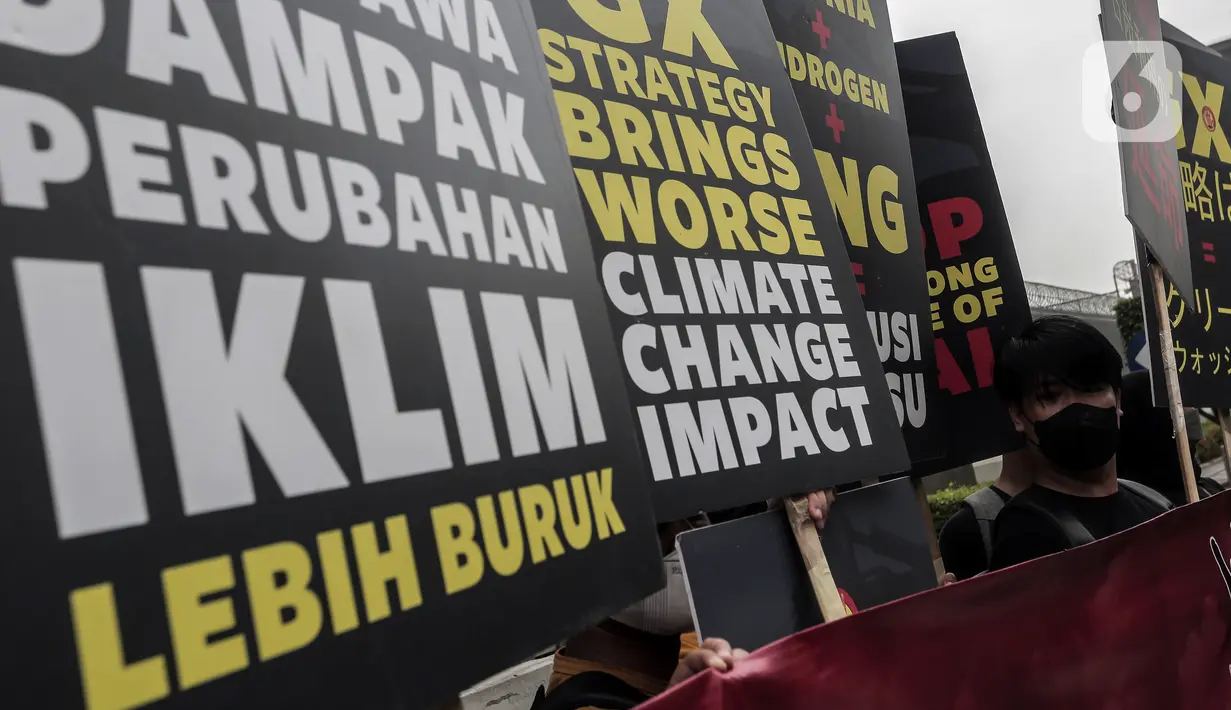 Aktivis Wahana Lingkungan Hidup Indonesia (Walhi) berunjuk rasa di depan Kantor Kedutaan Besar Jepang, Jakarta, Selasa (1/11/2022). Mereka menyampaikan protes terhadap pemerintah Jepang yang mempromosikan berbagai teknologi seperti co-firing hidrogen dan amonia, teknologi penangkapan dan penyimpanan karbont (CCS), serta penggunaan Liquid Natural Gas (LNG) untuk investasi sektor energi mereka melalui strategi GX (Green Transformation) karena dianggap solusi palsu dalam mengatasi krisis iklim. (Liputan6.com/Johan Tallo)