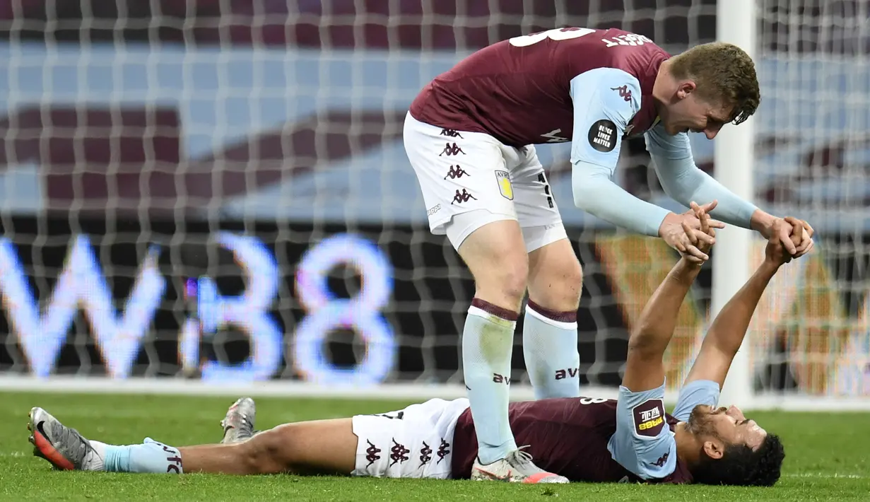 Pemain Aston Villa Matt Targett (atas) merayakan dengan rekan setimnya Trezeguet usai menghadapi Arsenal pada pertandingan Liga Premier Inggris di Villa Park, Birmingham, Inggris, Selasa (21/7/2020). Aston Villa menang 1-0. (AP Photo/Peter Powell, Pool)