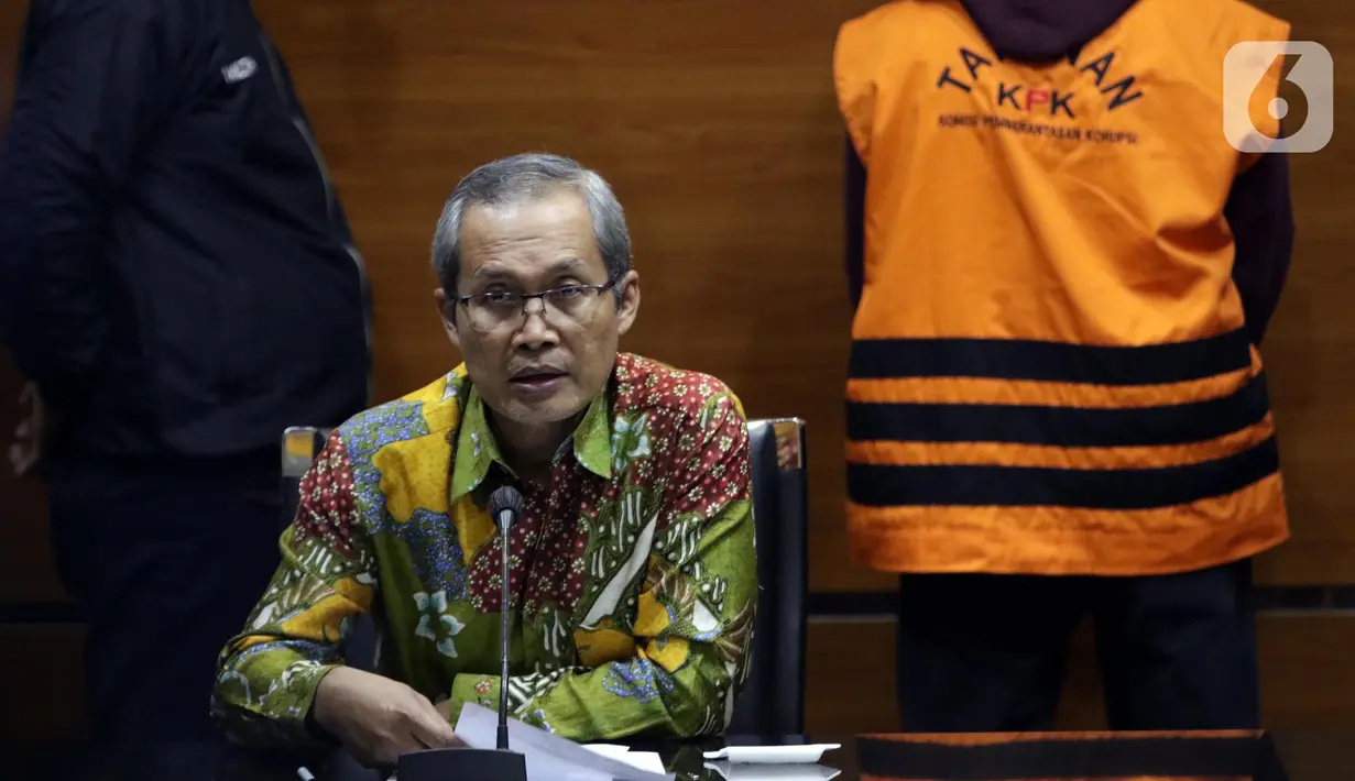 Wakil Ketua Komisi Pemberantasan Korupsi (KPK), Alexander Marwata membacakan keterangan penahanan tersangka kasus dugaan tindak pidana korupsi kerja sama pengolahan anoda logam pada tahun 2017 di Gedung Merah Putih KPK Jakarta, Selasa (17/1/2023). KPK menahan General Manager Unit Bisnis Pengolahan dan Pemurnian Logam Mulia PT Aneka Tambang (Antam) Tbk, Dodi Martimbang. (Liputan6.com/Helmi Fithriansyah)