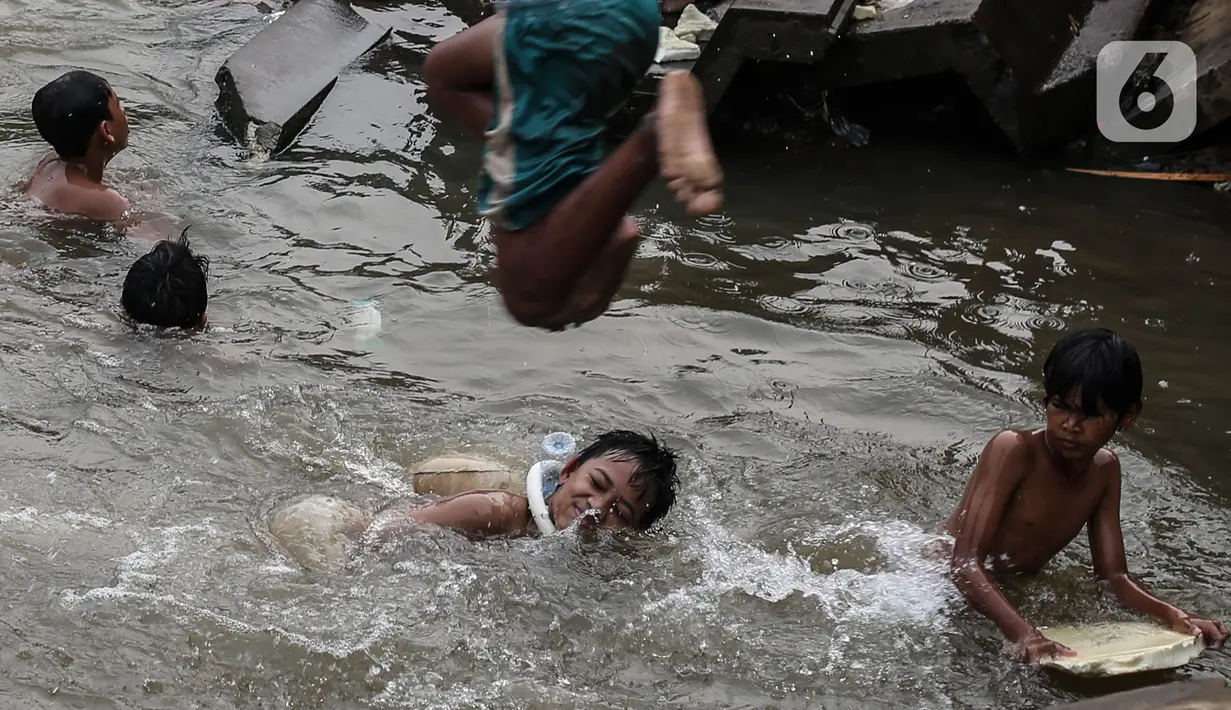 Anak-anak berenang di Sungai Ciliwung, Jakarta, Selasa (24/8/2021). Sungai Ciliwung menjadi tempat alternatif untuk bermain di kala pandemi karena ditutupnya ruang-ruang bermain atau taman kota, dan juga karena kurangnya ruang bermain bagi anak-anak. (Liputan6.com/Johan Tallo)