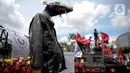 Puluhan elemen buruh menggeruduk gedung DPR RI, Jakarta, Selasa (10/1/2023). Dalam aksinya mereka menyuarakan penolakan terhadap Peraturan Pemerintah Pengganti Undang-Undang (Perppu) Cipta Kerja karena dinilai telah mengkhianati konstitusi. (Liputan6.com/Faizal Fanani)
