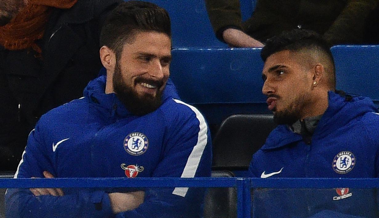 Olivier Giroud (kiri) asik berbincang dengan rekannya saat laga Chelsea melawan Bournemouth  pada pekan ke-25 Premier League di Stamford Bridge, London (31/1/2018). Giroud direkrut Chelsea dengan mahar 18 juta pounds.  (AFP/Glyn Kirk)