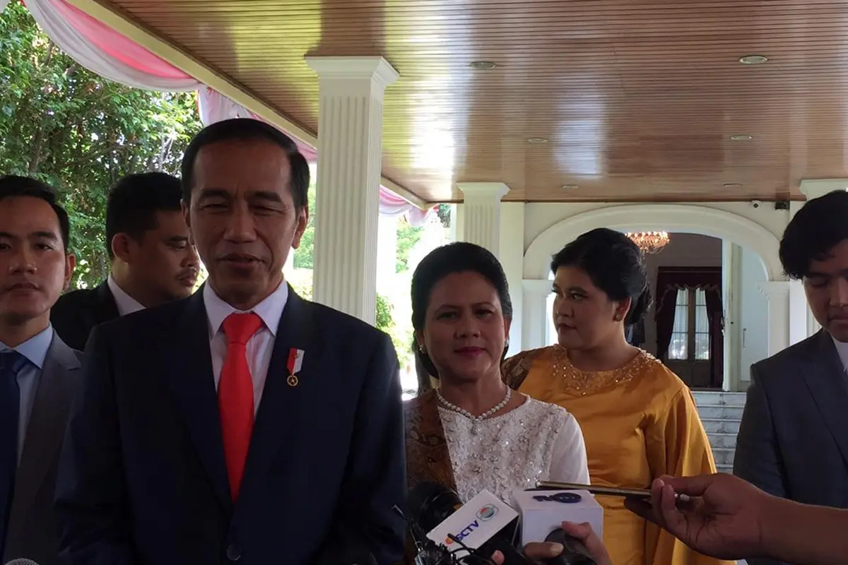 Jokowi bersama keluarga bersiap berangkat ke Gedung MPR/DPR/DPD RI Jakarta untuk menghadiri Pelantikan Presiden dan Wakil Presiden 2019