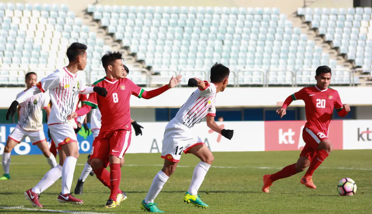 Gelandang Timnas Indonesia U-19, Asnawi Mangkualam, mengejar bola saat melawan Brunei U-19 pada laga kualifikasi Piala Asia U-19 di Stadion Puju Public, Gyeonggi, Selasa (31/10/2017). Timnas U-19 menang 5-0 atas Brunei. (Bola.com/Media PSSI)