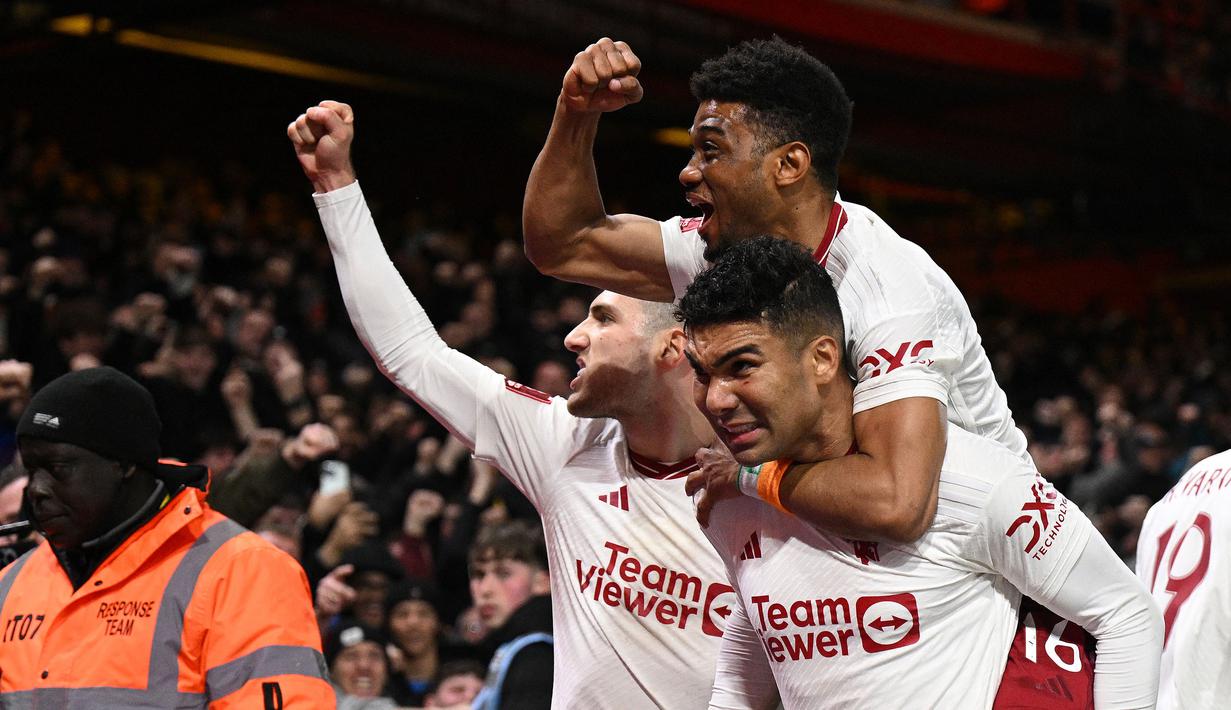 Pemain Manchester United, Casemiro bersama rekan-rekannya melakukan selebrasi setelah mencetak gol penentu kemenangan timnya ke gawang Nottingham Forest pada laga putaran kelima Piala FA 2023/2024 di The City Ground, Nottingham, Inggris, Kamis (29/02/2024) WIB. (AFP/Oli Scarff)