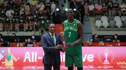 Pemain Timnas Basket Australia, Thon Maker mendapatkan penghargaan sebagai FIBA Asia Cup 2022 All-Star Five di Istora Senayan, Jakarta, Minggu (24/07/2022). Ia tercatat telah membuat 17,8 poin, 9,0 rebound, dan 1,3 blok per gim. (Bola.com/Bagaskara Lazuardi)