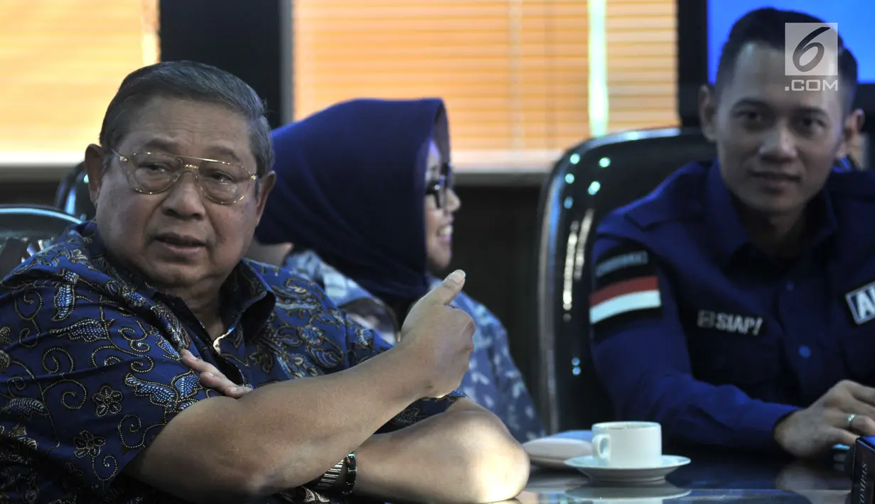 Ketua Umum Partai Demokrat Susilo Bambang Yudhoyono (SBY) memberikan keterangan pers saat memantau hasil quick count Pilkada Serentak 2018 dari Ruang Monitoring di Wisma Proklamasi, Jakarta, Rabu (27/6). (Merdeka.com/Iqbal S. Nugroho)