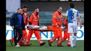 Bek Chievo Verona, Federico Mattiello saat di tandu keluar oleh tim medis usai mengalami cedera pada laga serie A di Marcantonio Bentegodi, Verona, Italia (8/3/2015). Verona bermain imbang 0-0 dengan AS Roma.  (AFP PHOTO/Stefano Rellandini)